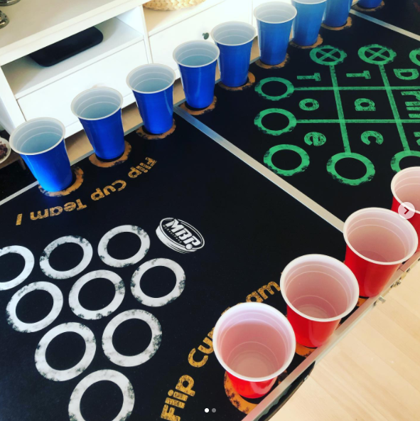 Gift Republic Flip Cup Trinkspiel – Mit 20 Aufgabenkarten, Bechern, Perfekt Für Partys, Studentenabende Und Geburtstage (ab 18)