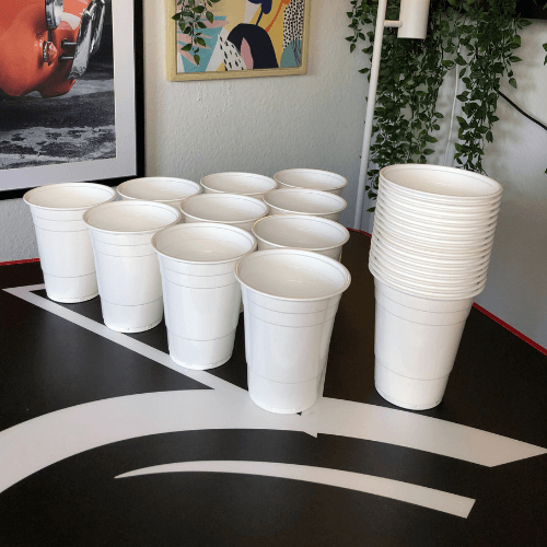 White Cups - weiße Plastikbecher