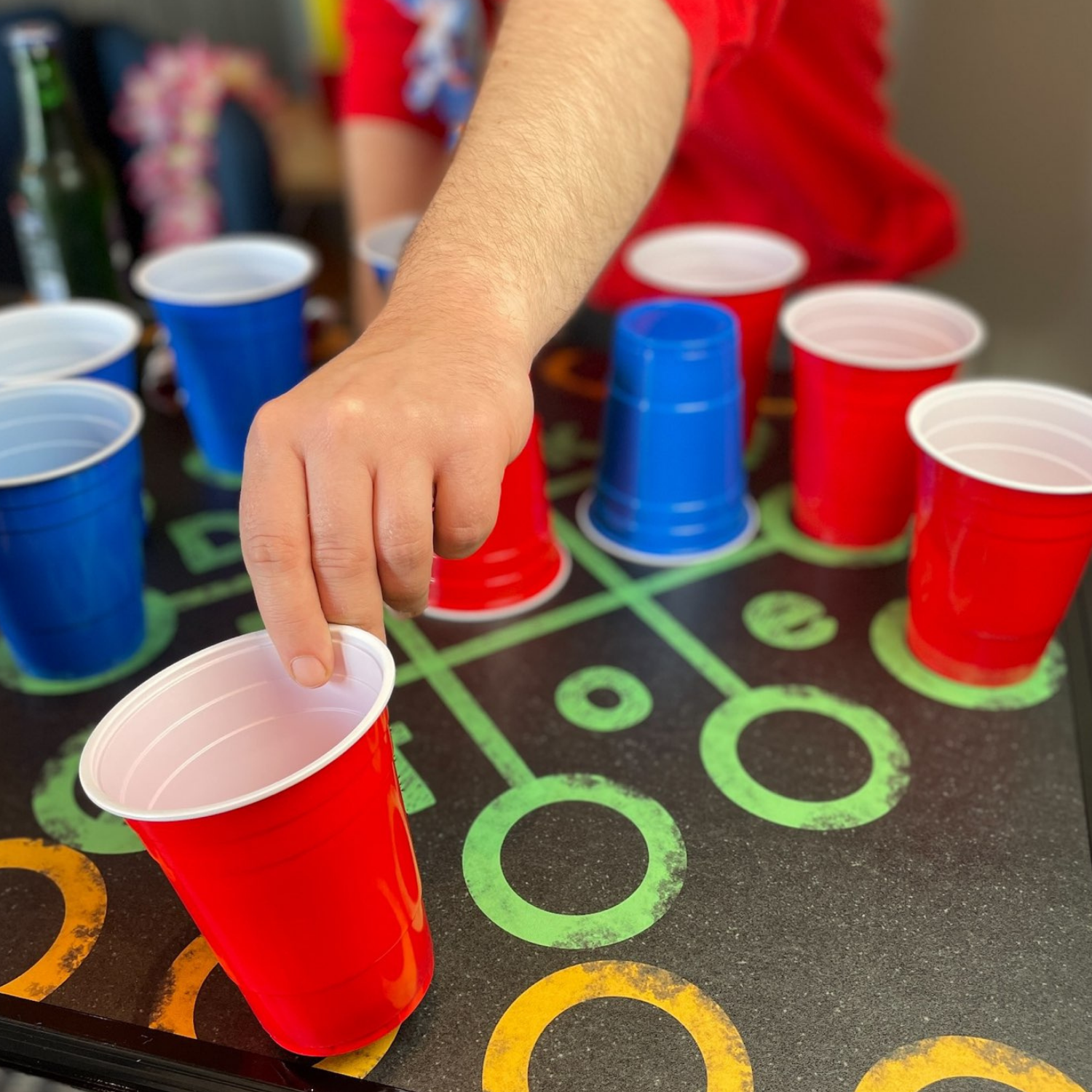 BEERBALLER® Multigame Beer Pong Tisch - 6 Partyspiele auf einem Bier-Pong  Tisch, Schwarzes Gestell, klappbar & Kratzfeste Oberfläche, Ballhalter  inkl 6 Bälle, Bierpong Tische